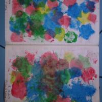 peinture au tampon, à 21mois et à 27 mois