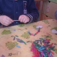 on a fait un collier coloré pour maman